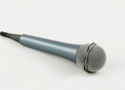 應用在唱放一體音響麥克風中的投影K歌模組